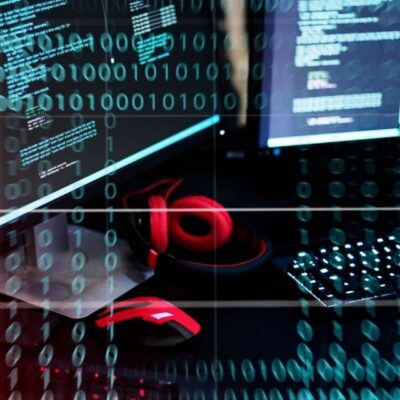 Uma imagem de computadores com mouse e teclado.