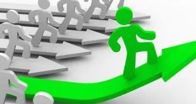 Figures on arrows with one green leader.