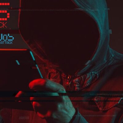 Uma imagem que ilustra um hacker fazendo ataque DDoS.