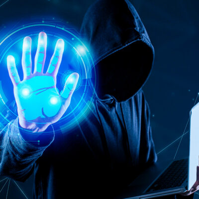 hacker fazendo ataque contra uma empresa.